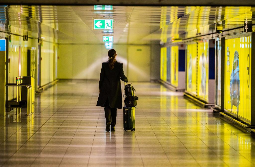 Das Klischeebild einer Geschäftsreisenden am Flughafen - das Flugzeug liegt als Verkehrsmittel klar vorne. (Symbolbild) - Foto: Andreas Arnold/dpa