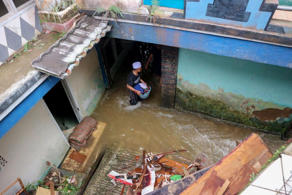 Mindestens drei Menschen sind in den Fluten ums Leben gekommen. - Foto: Rangga Firmansyah/XinHua/dpa