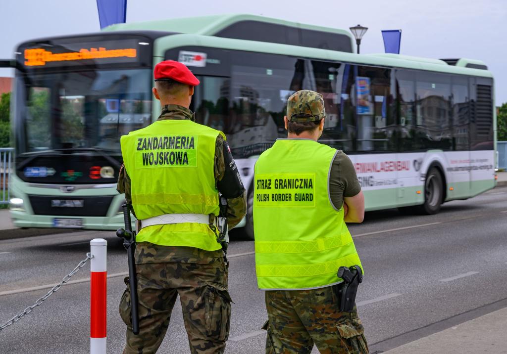 Der Verkehr in der Grenzregion läuft nach Angaben des Innenministeriums in Warschau reibungslos. - Foto: Patrick Pleul/dpa
