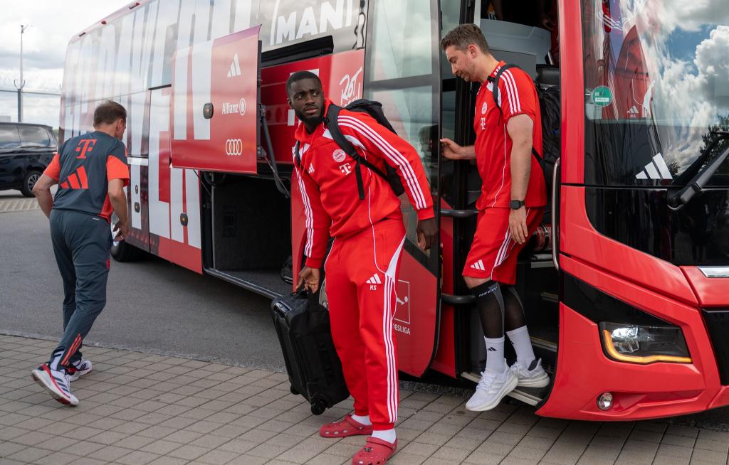 Für die Stars des FC Bayern wie Dayot Upamecano (m) steht jetzt Urlaub an. - Foto: Leonie Asendorpf/dpa