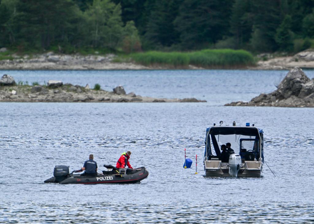 Im Eibsee wird nach einem untergegangenen Vater und seinem Sohn gesucht. - Foto: Peter Kneffel/dpa