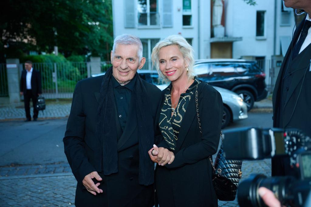 Schauspieler Heinz Hoenig kam mit seiner Frau Annika Kärsten-Hoenig zu einem Empfang nach Berlin. - Foto: Annette Riedl/dpa