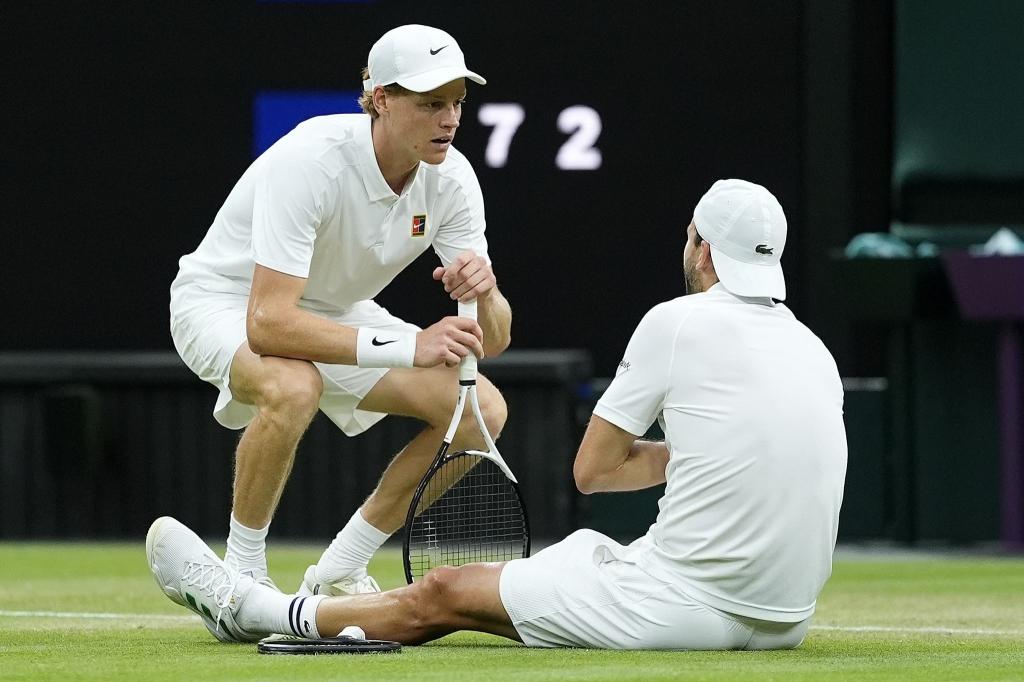 Jannik Sinner (l) kümmert sich um Grigor Dimitrow. - Foto: Jordan Pettitt/PA Wire/dpa