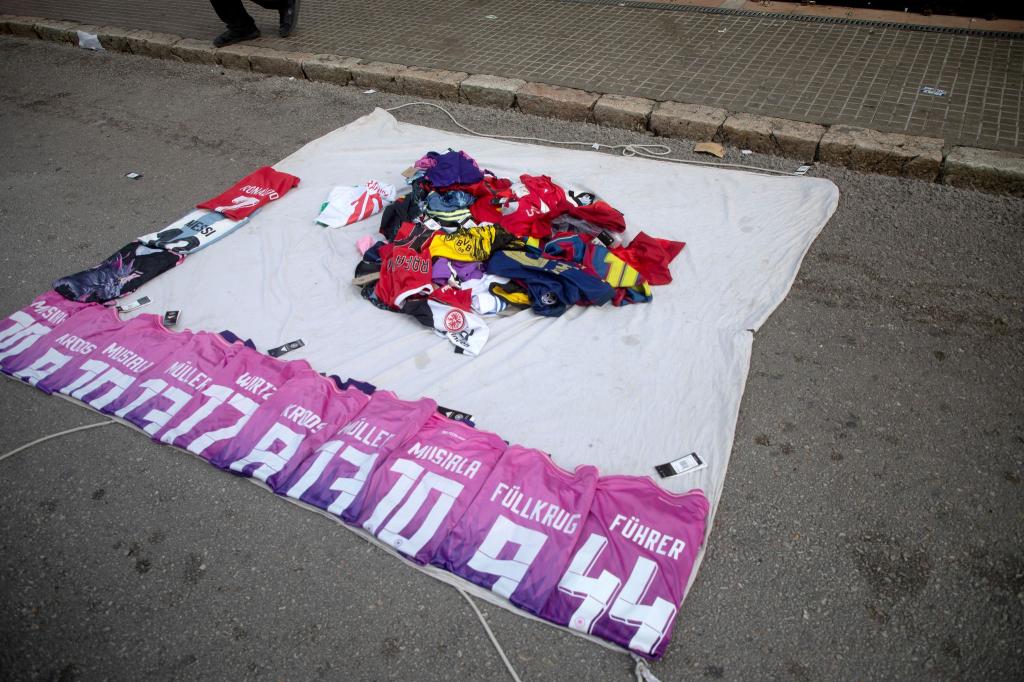 Gefälschte Trikots der deutschen Nationalmannschaft - unter anderem eines mit Nazisymbol und dem Schriftzug «Führer» - bei einem Straßenhändler in Mallorca (Symbolbilld) - Foto: Clara Margais/dpa