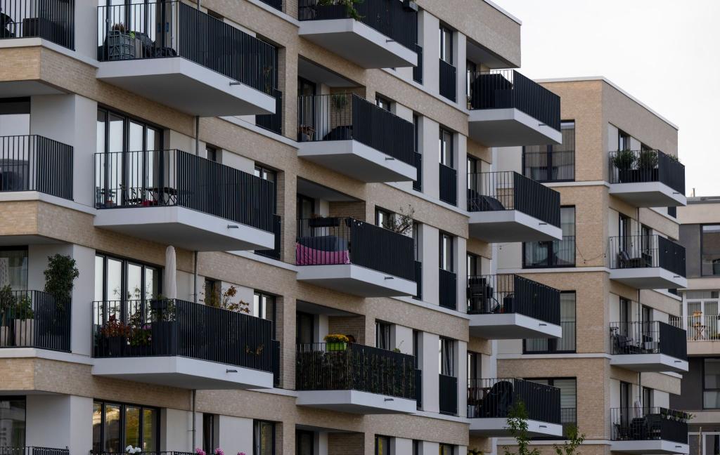 Der Wohnungskauf kann nicht nur in den Metropolen ordentlich ins Geld gehen. (Archivbild) - Foto: Monika Skolimowska/dpa