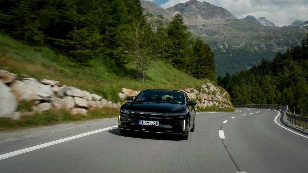 Das Elektroauto von Lucid auf der Fahrt durch die Alpen - mit einer Elektroladung kam es so weit wie noch kein anderes Auto auf den Straßen. - Foto: Dominic Fraser/Lucid Motors /dpa