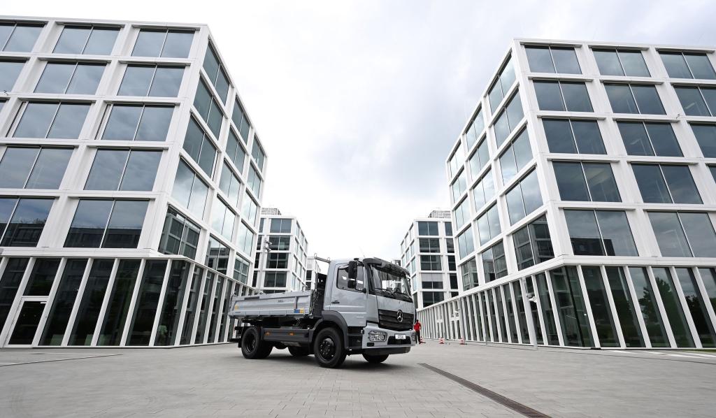 Daimler Truck will bis 2030 rund 5.000 Stellen streichen. (Archivbild) - Foto: Bernd Weißbrod/dpa