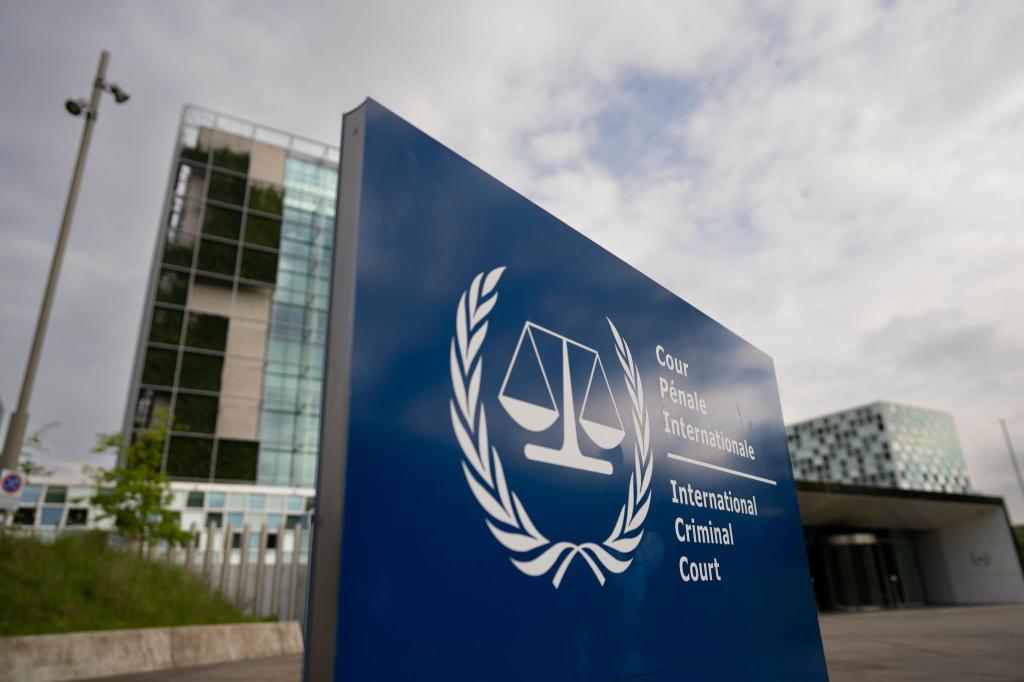 2021 ergriffen die islamistischen Taliban in Afghanistan erneut die Macht. Opfer der Politik sind vor allem Frauen und Mädchen. Nun werden die Taliban-Führer international gesucht. - Foto: Peter Dejong/AP/dpa