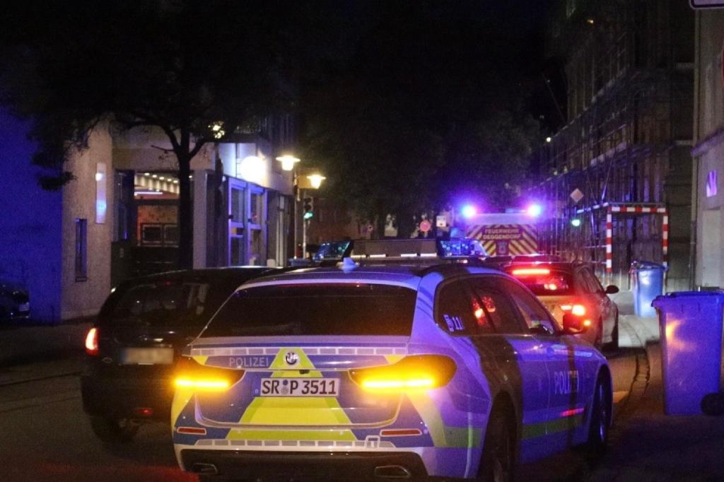 Anwohner hören Schussgeräusche - und finden einen verletzten Mann. Die Polizei nimmt nach stundenlanger Fahndung zwei Tatverdächtige fest. - Foto: Markus Zechbauer/zema-medien/dpa