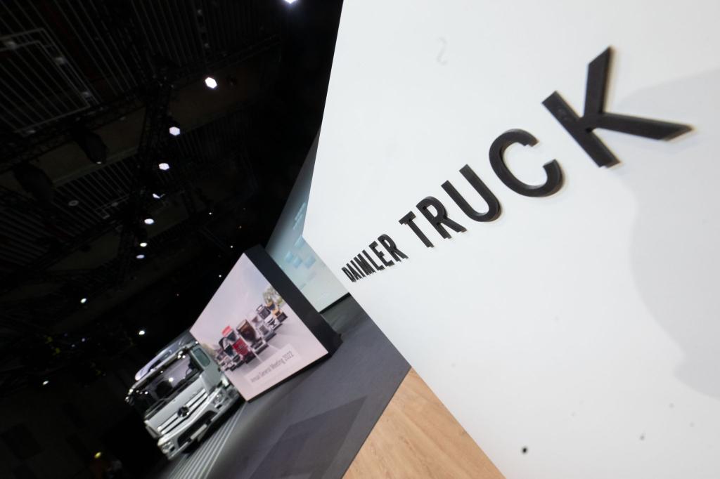 Daimler Truck will in Deutschland 5.000 Stellen streichen. (Archivbild) - Foto: Marijan Murat/dpa