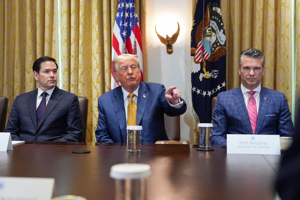 US-Außenminister Marco Rubio, US-Präsident Donald Trump und US-Verteidigungsminister Pete Hegseth - Foto: Evan Vucci/AP/dpa