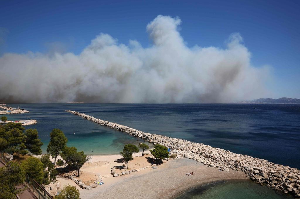 Riesige Rauchwolken versetzen die Bewohner von Marseille in Schrecken. - Foto: Clement Mahoudeau/AFP/dpa