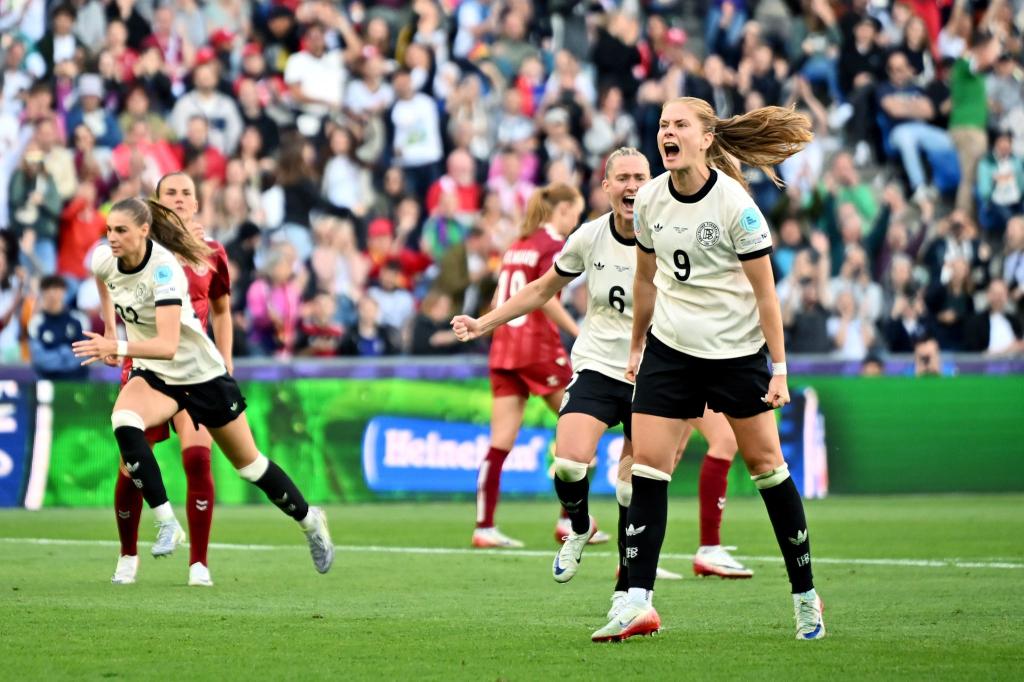 Die neue Vizekapitänin Sjoeke Nüsken (r) jubelt nach ihrem Elfmetertor. - Foto: Sebastian Christoph Gollnow/dpa