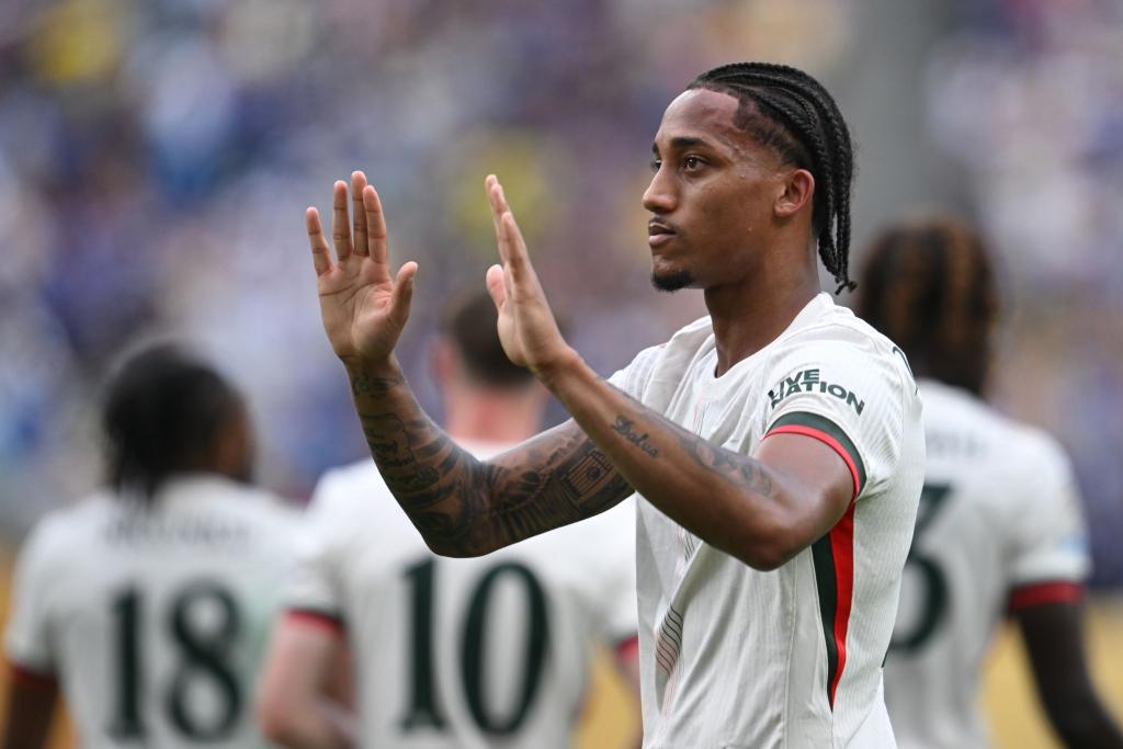 Kein Jubel: Der bei Fluminense ausgebildete Angreifer João Pedro hebt nach seinem Tor für Chelsea entschuldigend die Hände. - Foto: Sven Hoppe/dpa
