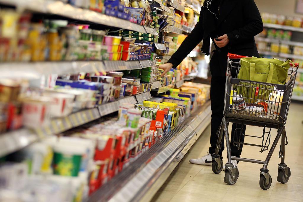 Nur wenige Verbraucher prüfen beim Einkauf, ob sich die Inhalte eines Produktes geändert haben. - Foto: Oliver Berg/dpa