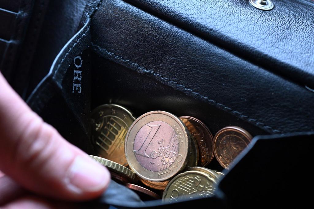 Bei vielen Menschen in Deutschland ist die Sorge um die eigene finanzielle Zukunft groß. (Symbolbild) - Foto: Federico Gambarini/dpa