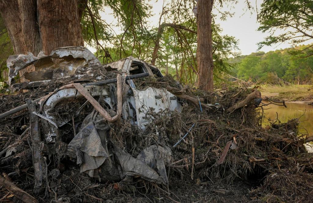 Ein Lastwagen ist am Ufer des Guadalupe River in Ingram, Texas, nach dem Hochwasser vom 4. Juli mit Trümmern bedeckt. - Foto: Jay Janner/Austin American-Statesman via AP/dpa