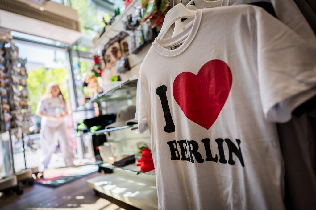 Die Kombination aus «I» und einem Herz ist auf vielen T-Shirts zu finden. - Foto: Christoph Soeder/dpa