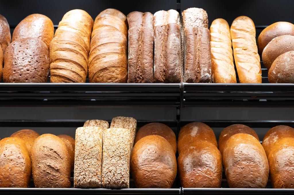 Auch Brot ist in den vergangenen Jahren teurer geworden. - Foto: Sebastian Kahnert/dpa