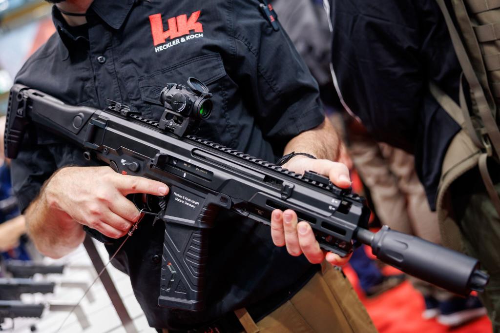 Die Nachfrage nach Waffen von Heckler & Koch ist gestiegen. - Foto: Daniel Karmann/dpa