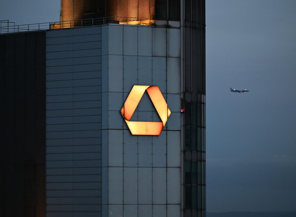 Die Commerzbank wehrt sich seit Monaten gegen Übernahmeambitionen der Unicredit. (Archivbild) - Foto: Arne Dedert/dpa