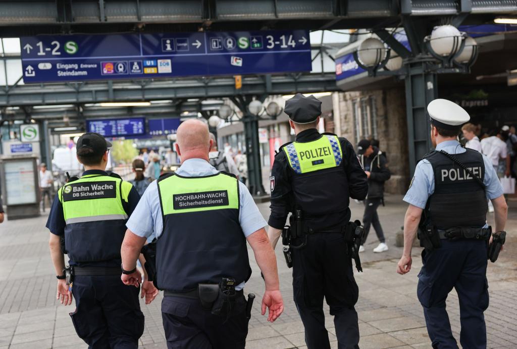 An den Bahnhöfen wollen Bundespolizei und DB Sicherheit gemeinsam die Präsenz erhöhen, um Straftaten vorzubeugen und das Sicherheitsgefühl der Reisenden zu stärken. (Archivfoto) - Foto: Christian Charisius/dpa