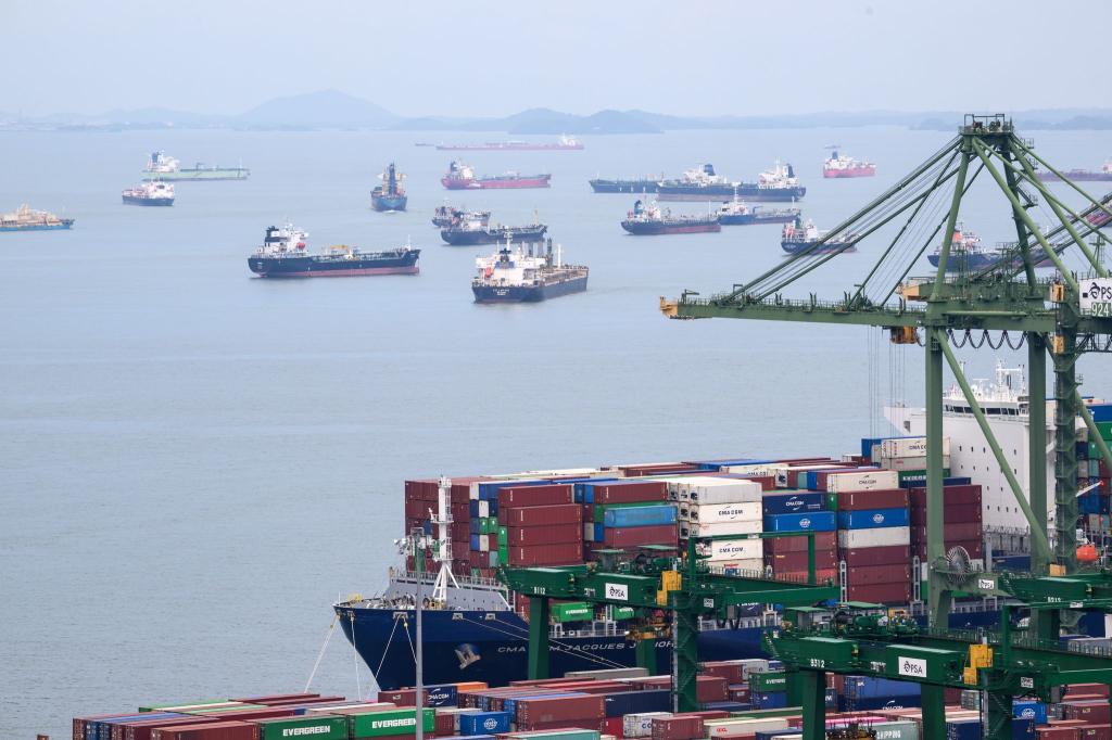 Vor Singapur warten Handelsschiffe. (Archivbild) - Foto: Bernd von Jutrczenka/dpa