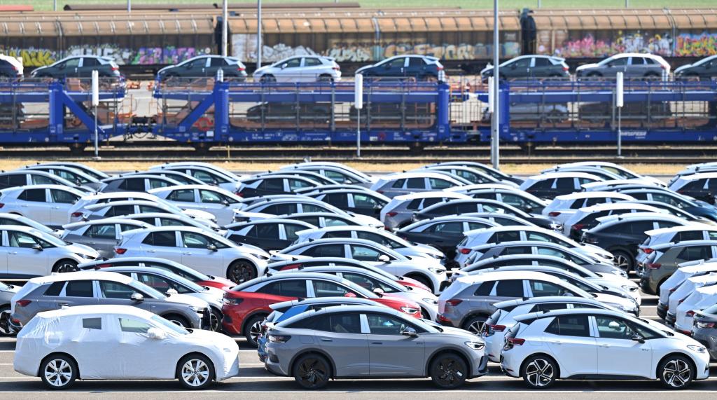 In Europa verkaufte der Konzern mit allen Marken fast drei Viertel mehr Batterieelektrofahrzeuge. (Archivbild) - Foto: Hendrik Schmidt/dpa