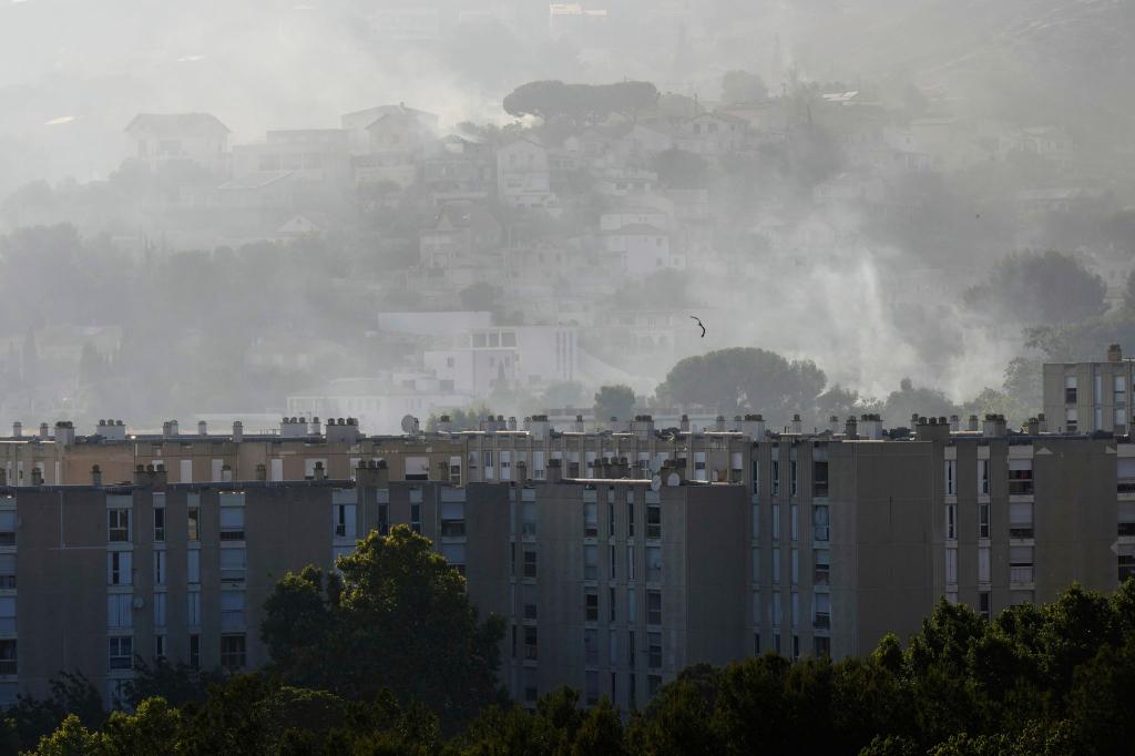 Der riesige Brand bei Marseille versetzte die Einwohner in Schrecken. - Foto: Lewis Joly/AP/dpa