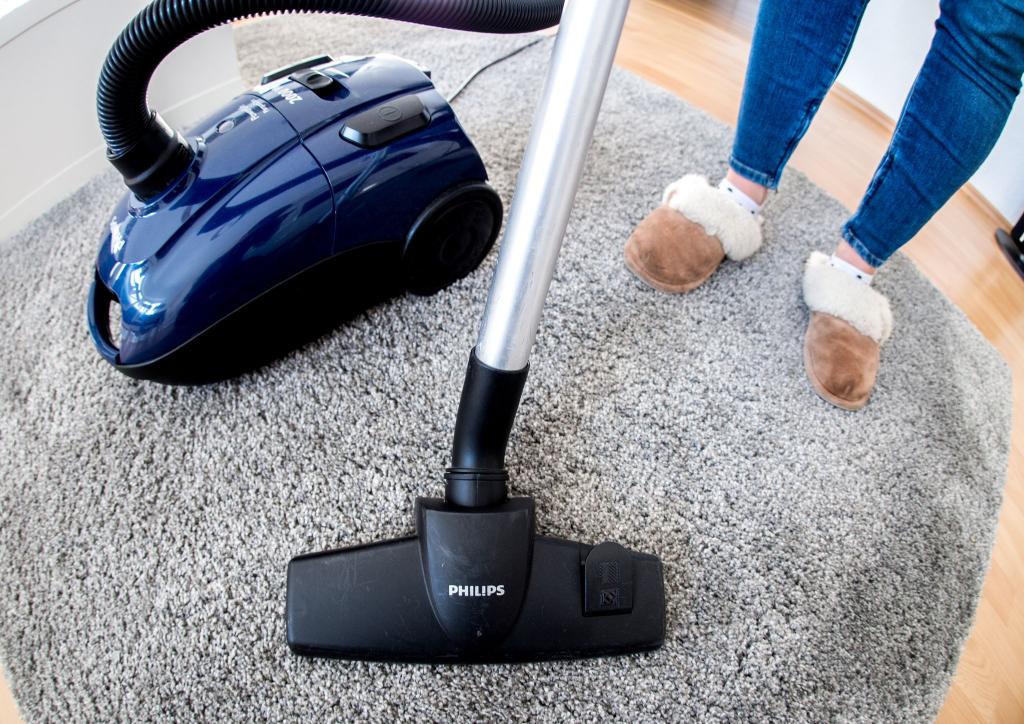 Trotz aller Versprechen der Gleichberechtigung bleibt Hausarbeit laut einer Studie weiterhin mehrheitlich an den Frauen hängen. (Symbolbild) - Foto: Hauke-Christian Dittrich/dpa