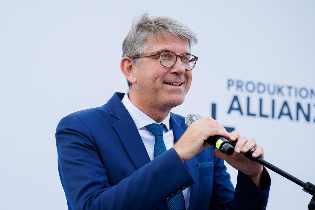 Kulturstaatsminister Wolfram Weimer nannte in der Haushaltsdebatte seine Schwerpunkte - dazu gehört auch die Filmföderung in Deutschland. (Archivbild) - Foto: Carsten Koall/dpa