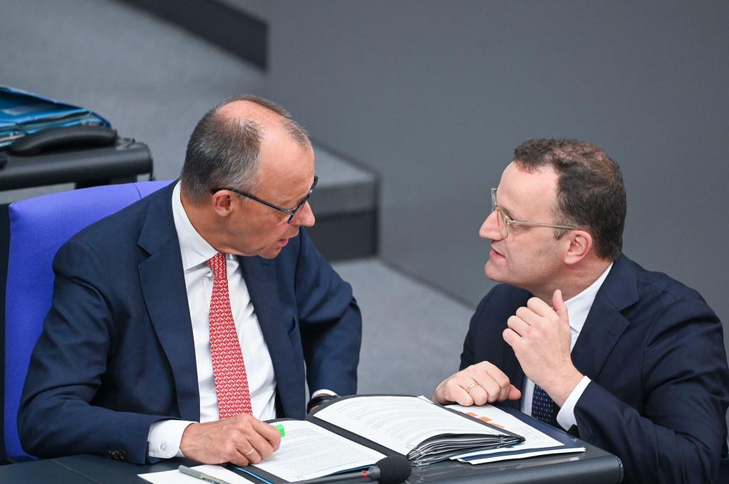 Kanzler Merz stellt sich hinter Unionsfraktionschef Spahn. - Foto: Katharina Kausche/dpa
