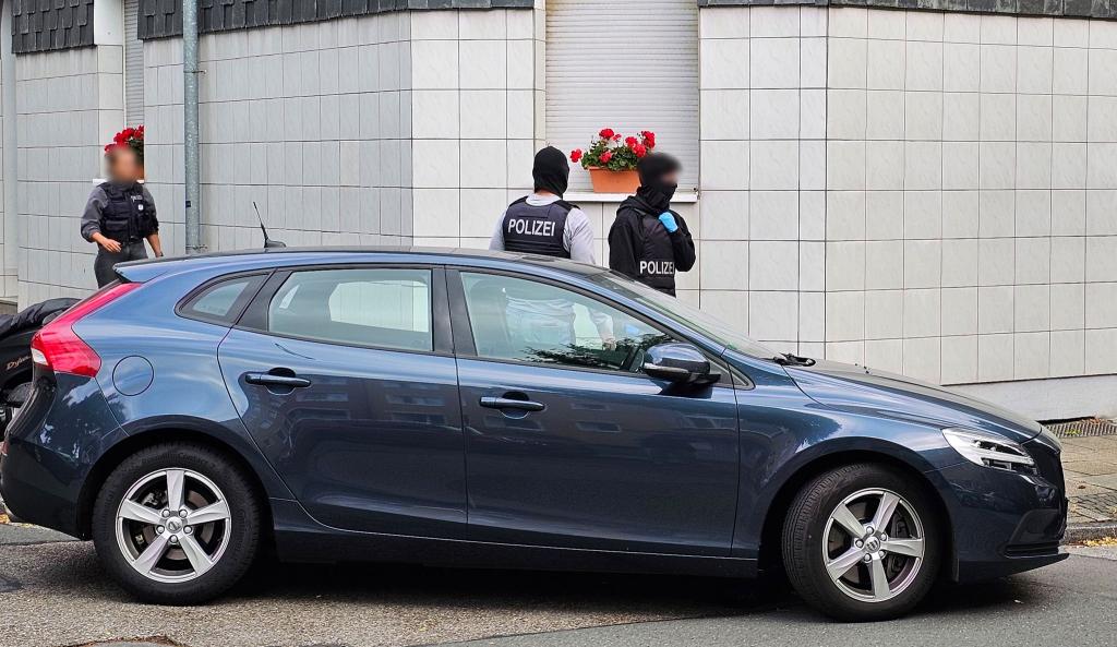 Bei einer Anti-Terror-Razzia in Essen ist ein 27-Jähriger festgenommen worden. - Foto: Markus Gayk/dpa