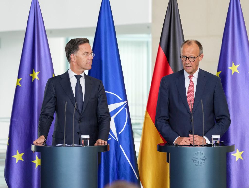 Kanzler Friedrich Merz (CDU) und Nato-Generalsekretär Mark Rutte treffen sich in Berlin zum 70. Jubiläum der Nato-Mitgliedschaft Deutschlands. Es geht auch um einen aktuellen Zwischenfall mit China. - Foto: Soeren Stache/dpa