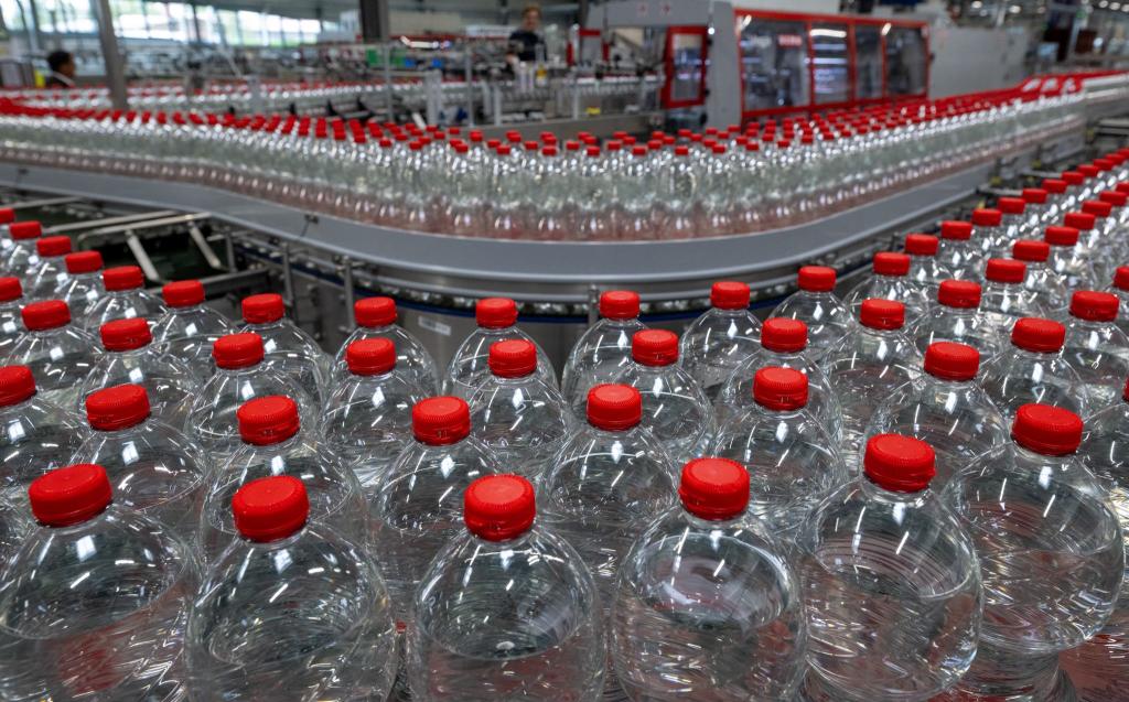 Das Unternehmen Roxane GmbH aus Jessen hat mehrere Mineralwasser wegen Verunreinigung zurückgerufen. (Archivbild) - Foto: Hendrik Schmidt/dpa