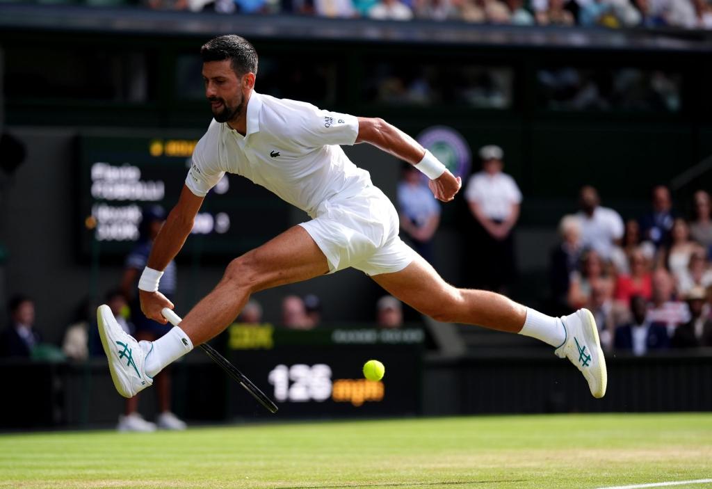 Novak Djokovic stürmt auch mit 38 noch akrobatisch ins Halbfinale. - Foto: John Walton/PA Wire/dpa