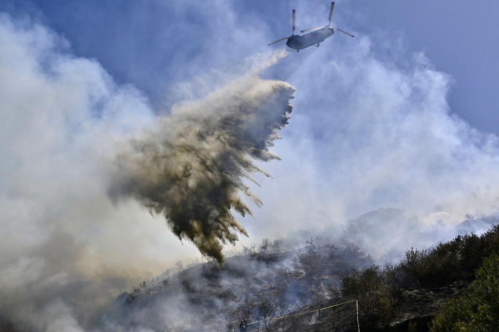 Ein Hubschrauber bekämpft Waldbrände in Kalifornien. - Foto: Jeff Gritchen/The Orange County Register/AP/dpa