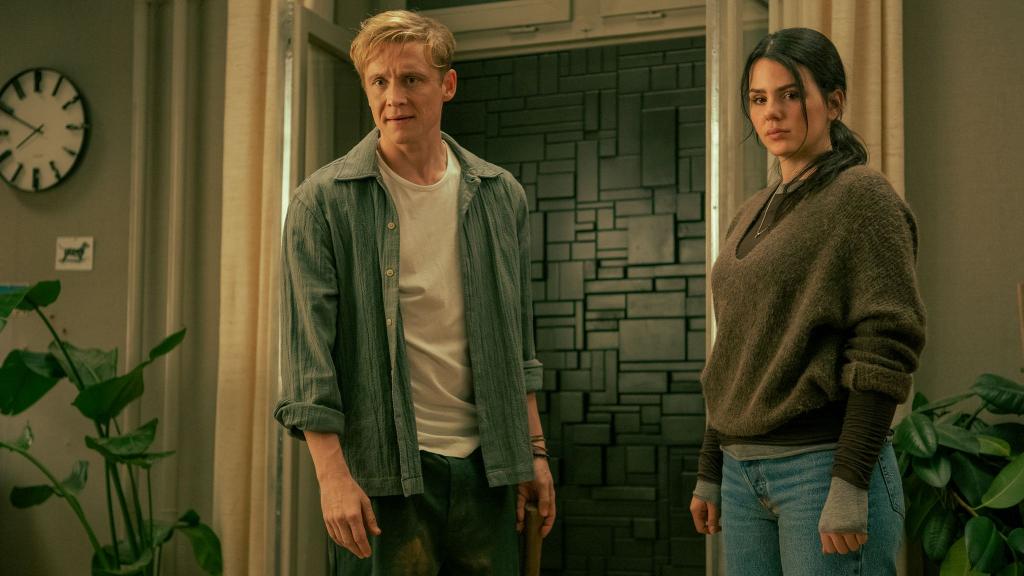 Tim (Matthias Schweighöfer) und Olivia (Ruby O. Fee) kämpfen gegen eine mysteriöse Wand. - Foto: Sasha Ostrov/Netflix/dpa