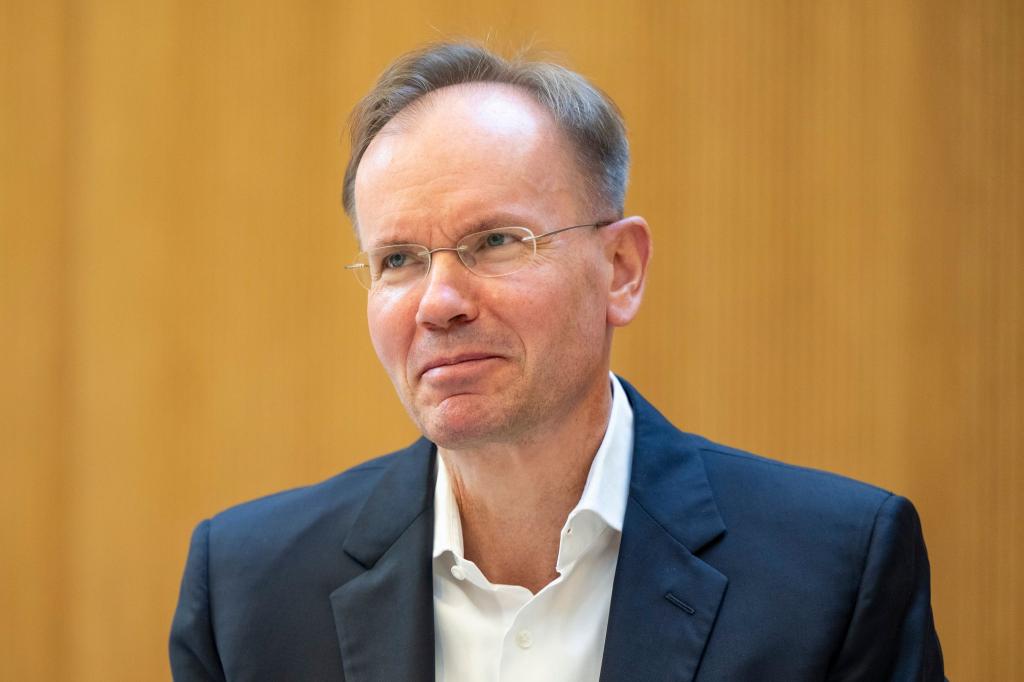 Ex-Vorstandschef Braun steht im Zentrum des Prozesses. - Foto: Lennart Preiss/dpa
