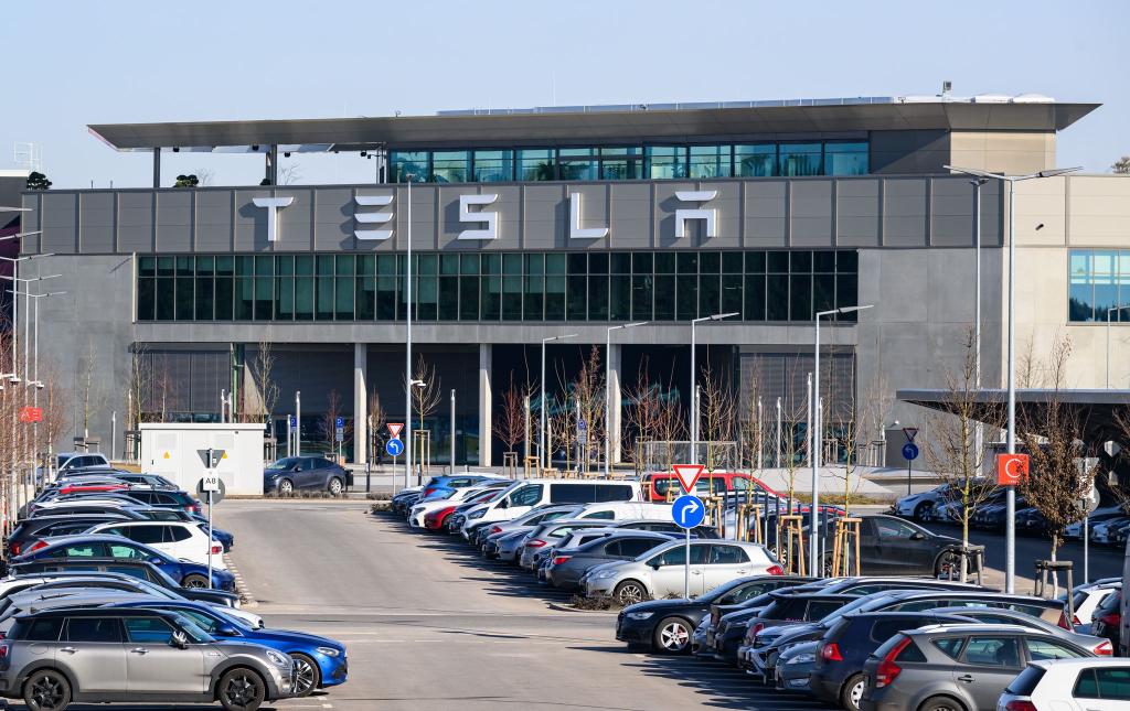 Der US-Elektroautobauer Tesla zeigt sich trotz sinkender Neuzulassungen zuversichtlich (Archivbild). - Foto: Patrick Pleul/dpa