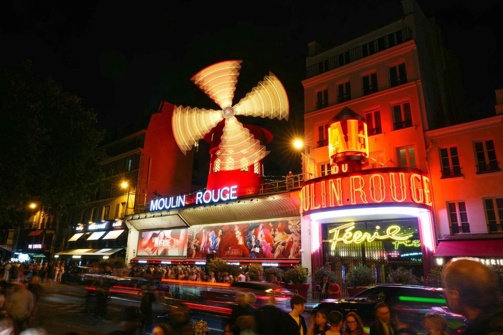 Ein neues Mühlrad für das Moulin Rouge - mehr als ein Jahr nach dem Absturz des alten Konstrukts drehen sich an dem Theater wieder die Flügel. - Foto: Dimitar Dilkoff/AFP/dpa