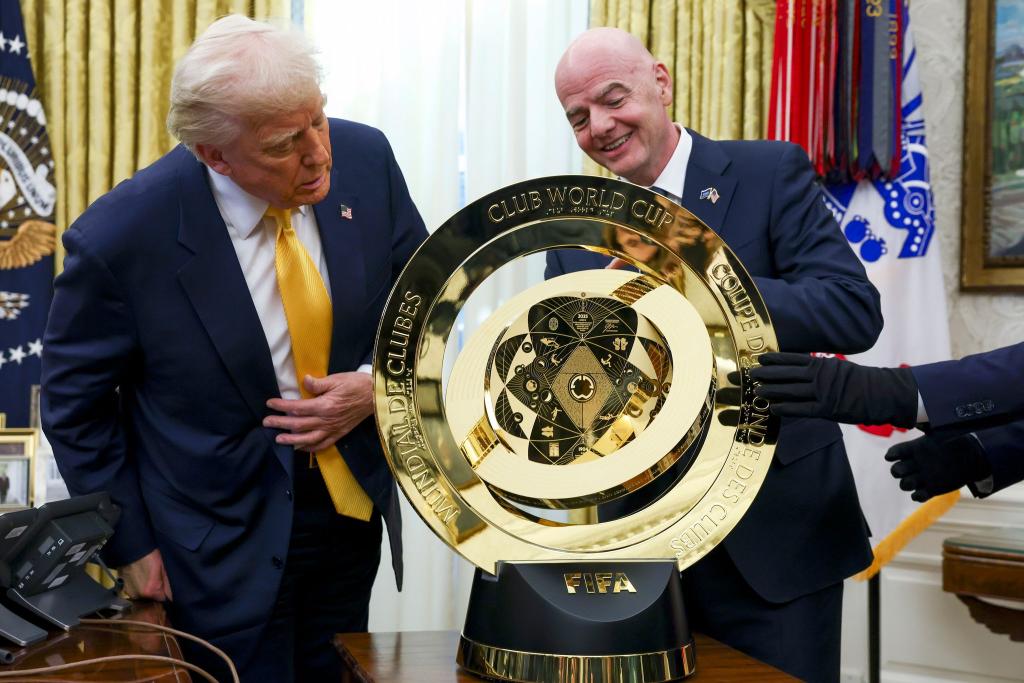 US-Präsident Donald Trump (l) und FIFA-Präsident Gianni Infantino mit der goldenen WM-Trophäe im Oval Office des Weißen Hauses. - Foto: Uncredited/Pool/AP/dpa