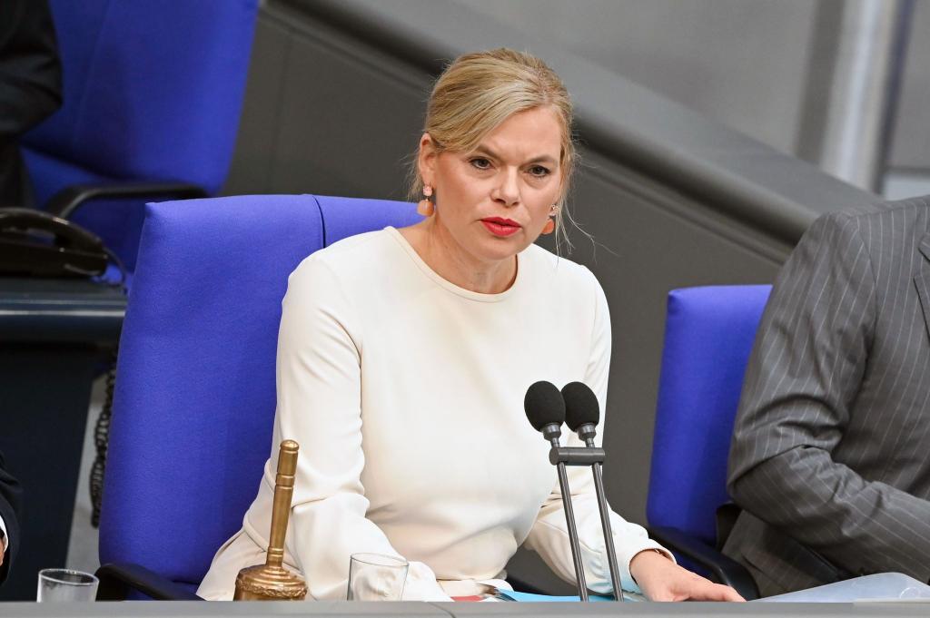 Bundestagspräsidentin Julia Klöckner (CDU) nannte das Massaker von Srebrenica «das größte Kriegsverbrechen auf europäischem Boden seit dem Zweiten Weltkrieg». - Foto: Katharina Kausche/dpa