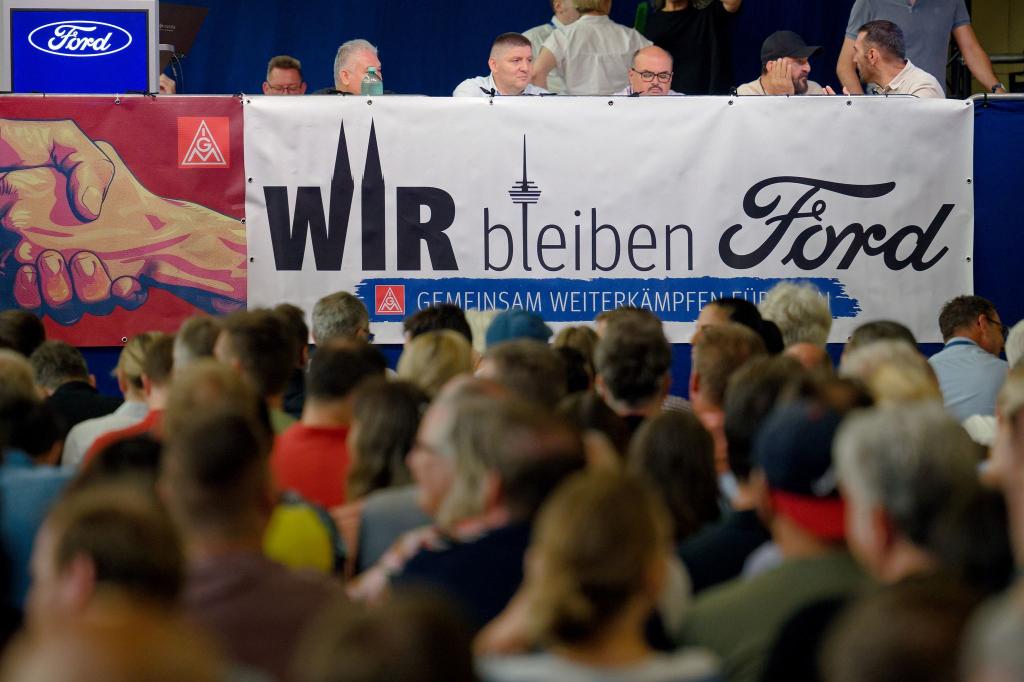 Der Andrang ist groß bei der Betriebsversammlung beim Kölner Autobauer Ford Deutschland. - Foto: Henning Kaiser/dpa