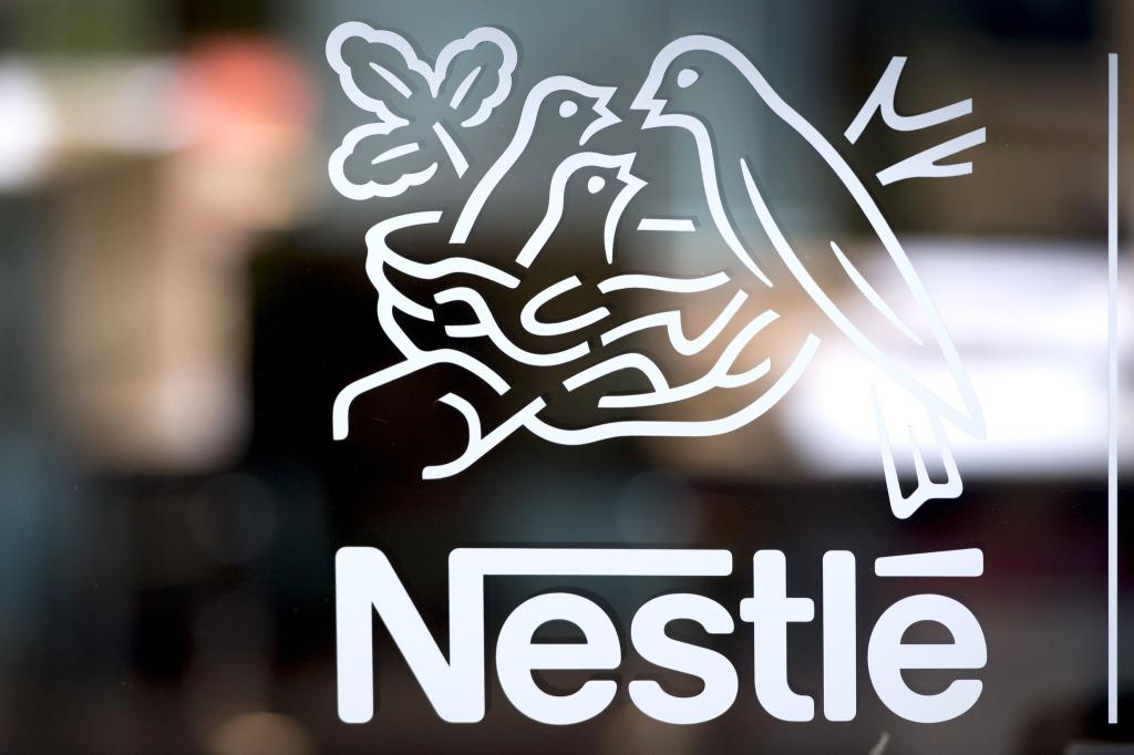 Die Behörden in Frankreich haben die Nestlé-Zentrale bei Paris durchsuchen lassen. (Archivbild) - Foto: Laurent Gillieron/KEYSTONE/dpa