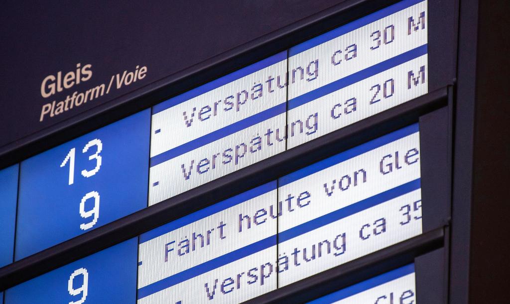 Die Fernverkehrszüge der Deutschen Bahn erreichten im Juni nur 57,1 Prozent der Halte pünktlich. (Archivbild) - Foto: Fabian Sommer/dpa
