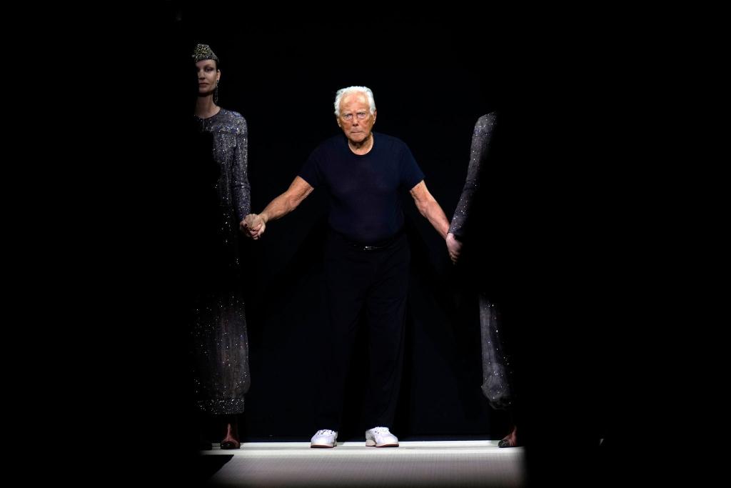 Mit einer Zeitungsanzeige verspricht Armani: «Wir sehen uns im September». (Archivbild) - Foto: Luca Bruno/AP/dpa