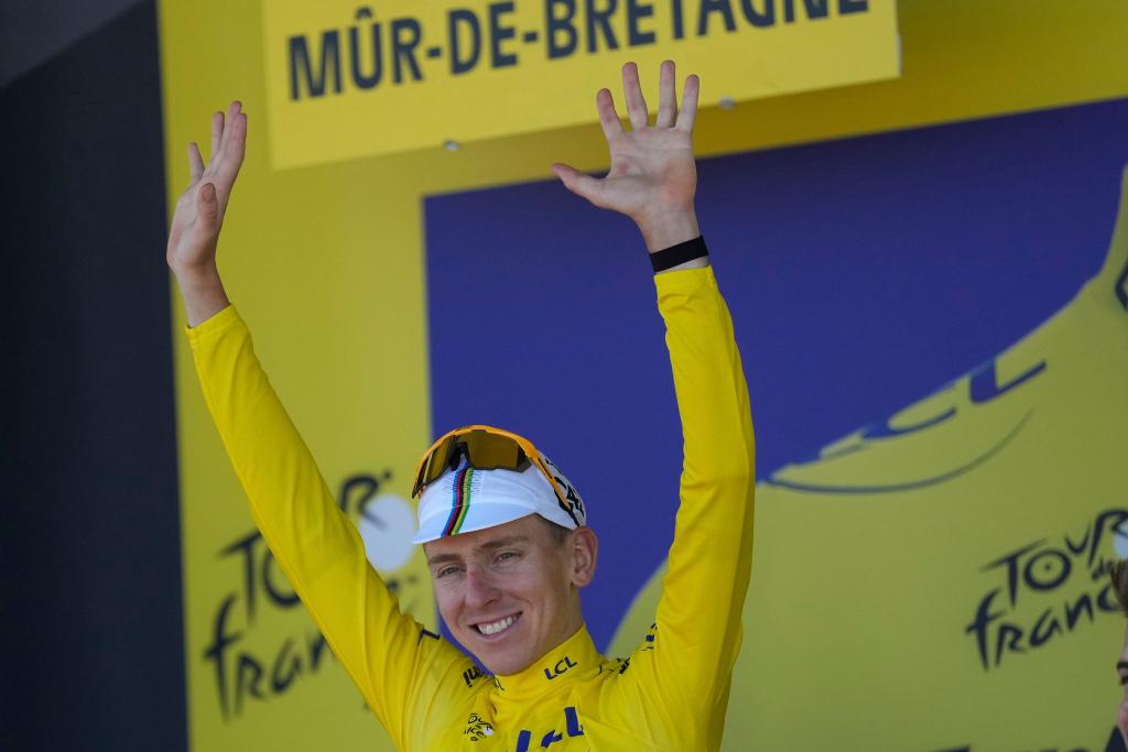 Superstar Tadej Pogacar trägt bei der 112. Tour de France wieder das Gelbe Trikot. - Foto: Mosa'ab Elshamy/AP/dpa