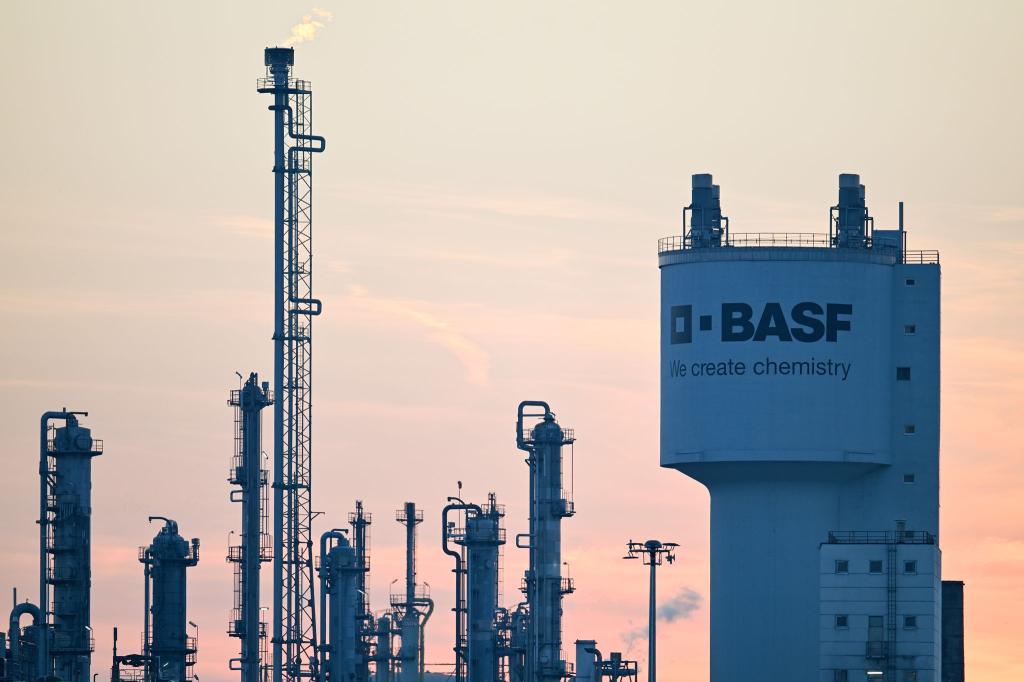 BASF kappt Prognose (Archivbild). - Foto: Uwe Anspach/dpa