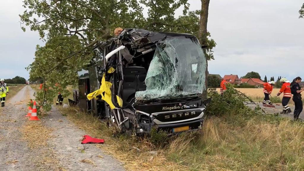 Nach ersten Erkenntnissen hatte der Busfahrer gesundheitliche Probleme. - Foto: Benjamim Müller/TNN/dpa